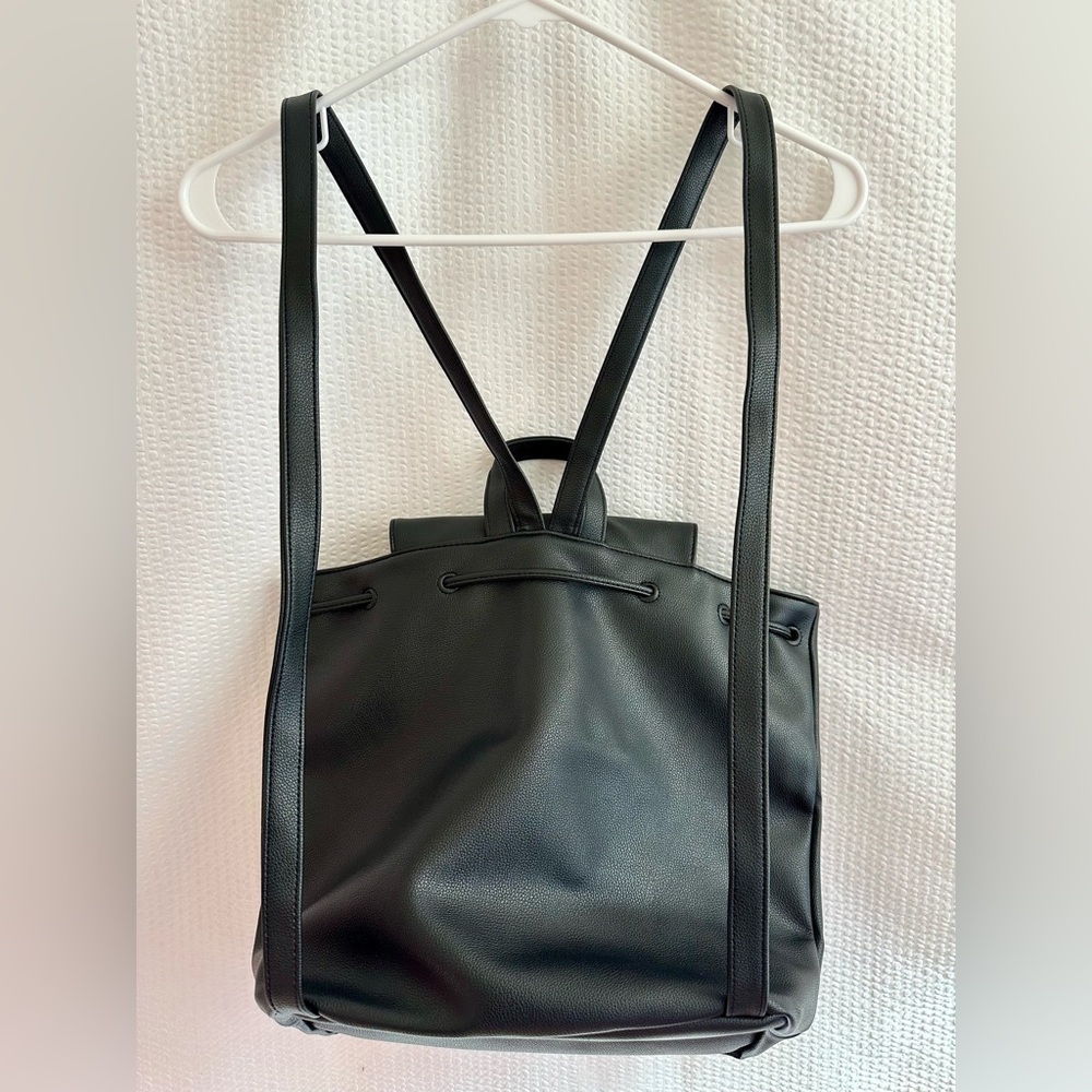 VICTORIA’S SECRET Black Pebbled Faux Leather Backpack Gold Logo Drawstring - Picture 2 of 9